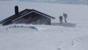 Members arrive at Gråhøgdbu DNT hut in