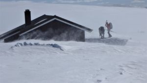 Members arrive at Gråhøgdbu DNT hut in the Rondane, Norway